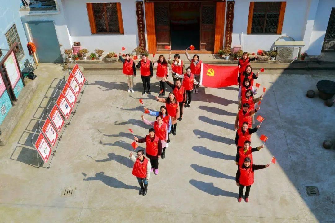 长相比较严肃的人，应当怎么穿搭会显得平易近人？游戏画面
