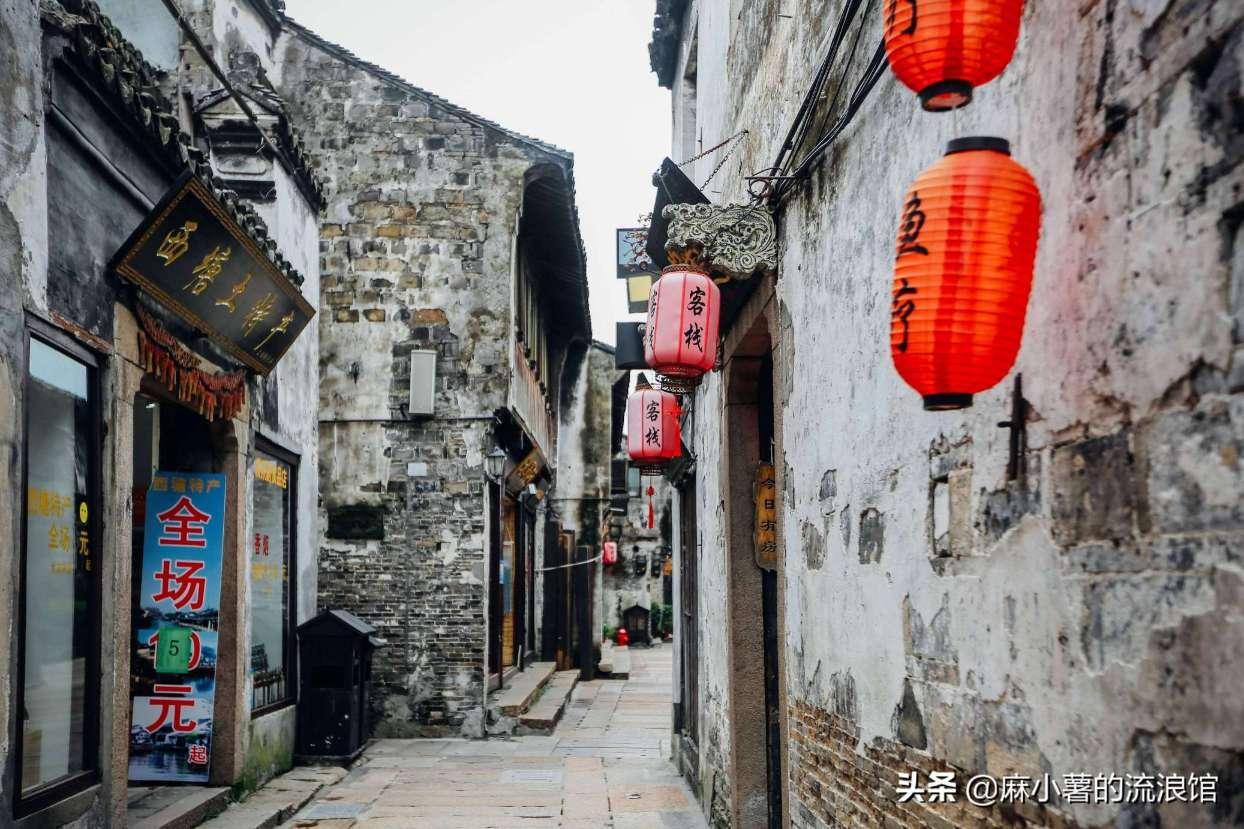 长相比较严肃的人，应当怎么穿搭会显得平易近人？游戏画面